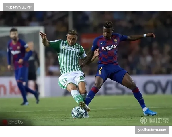 特写：贝蒂斯老将华金替补登场，创西甲最年长出场纪录